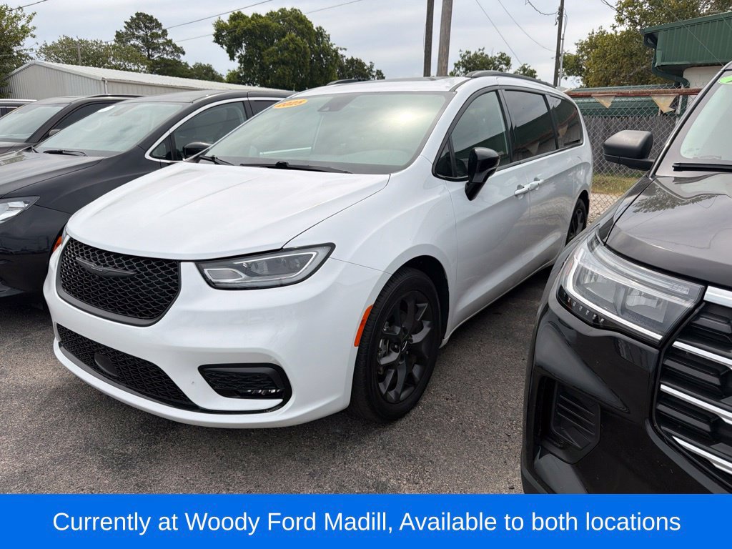 Used 2025 Chrysler Pacifica Limited FWD image 1