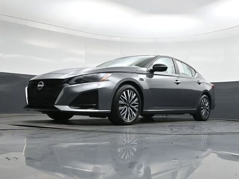Used 2024 Nissan Altima 2.5 SV FWD image 37