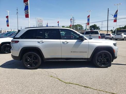Used 2023 Jeep Grand Cherokee Altitude AWD/4WD image 2