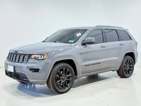 Used 2022 Jeep Grand Cherokee Laredo X image 12