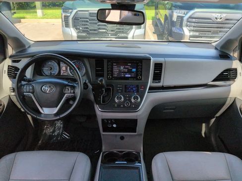 Used 2019 Toyota Sienna XLE FWD image 15