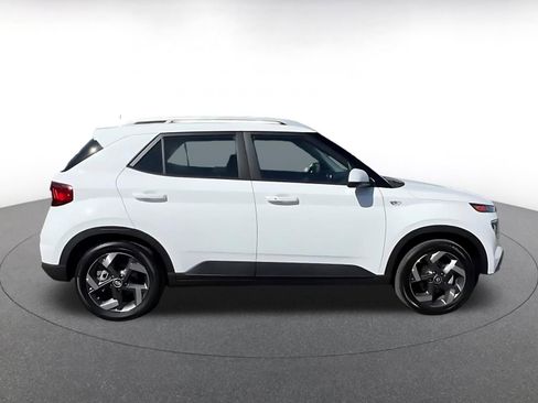 Used 2025 Hyundai Venue SEL image 16