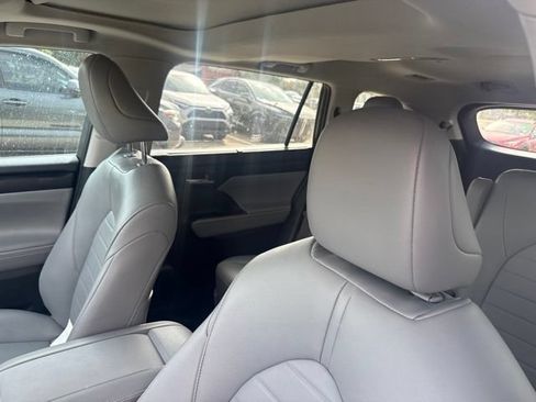 Used 2024 Toyota Highlander XLE FWD image 9