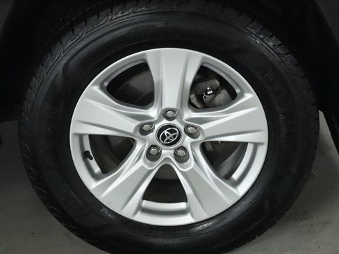 Used 2021 Toyota RAV4 XLE w/ Convenience Package AWD/4WD image 12