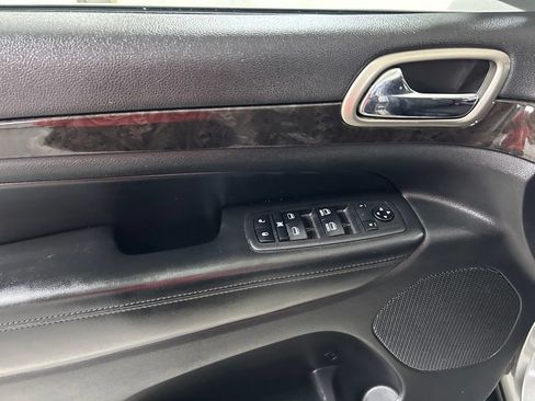 Used 2012 Jeep Grand Cherokee Laredo w/ Laredo E Group AWD/4WD image 17