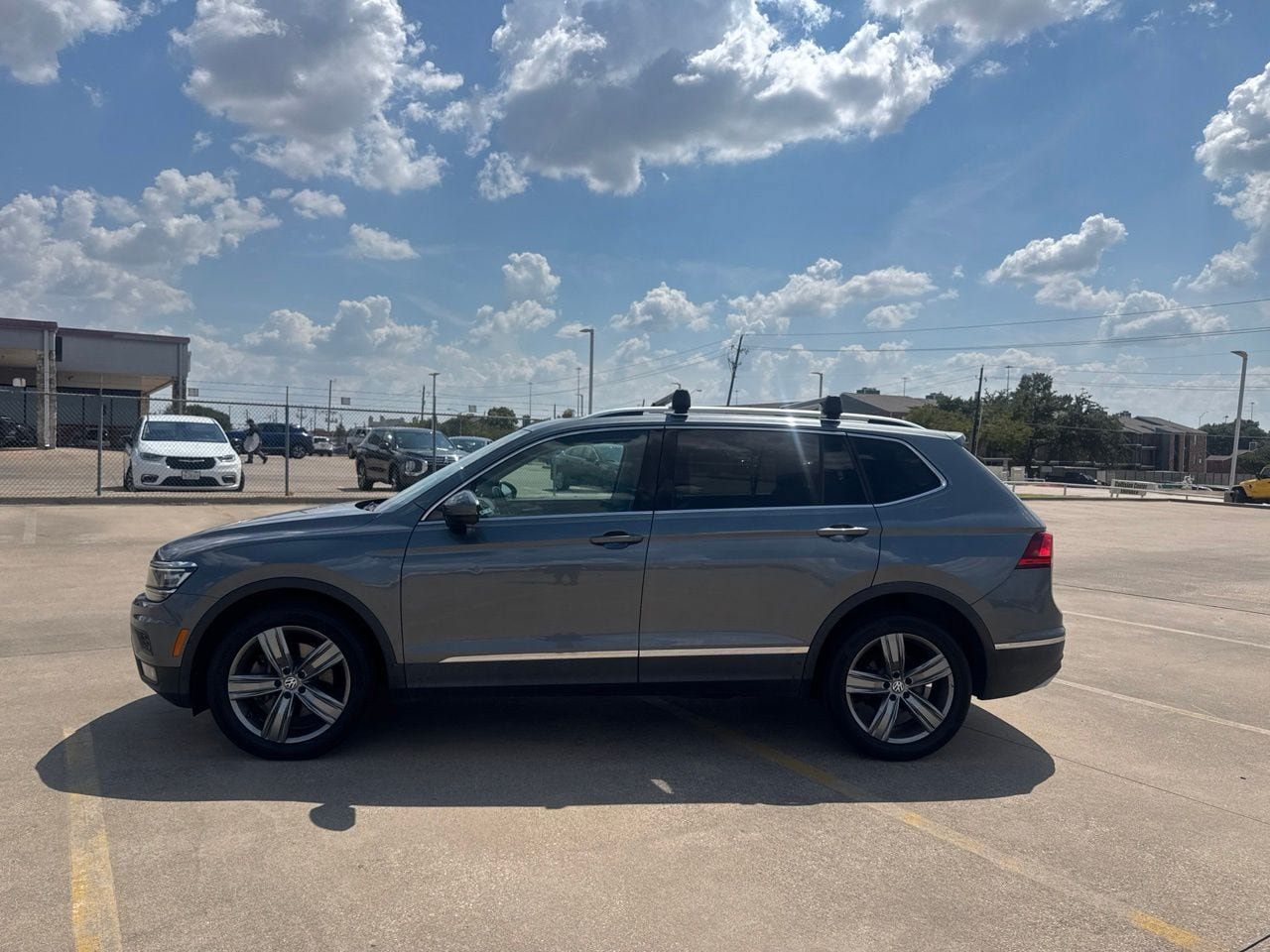Used 2018 Volkswagen Tiguan SEL Premium FWD image 14