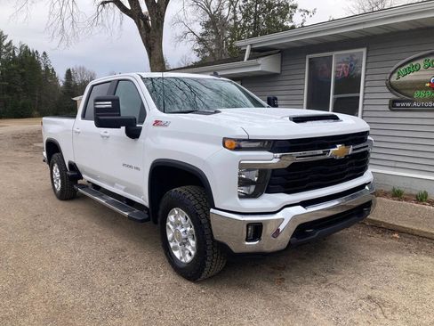Used 2025 Chevrolet Silverado 2500 LT image 2