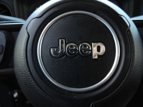 Used 2025 Jeep Gladiator Rubicon w/ Convenience Group AWD/4WD image 32