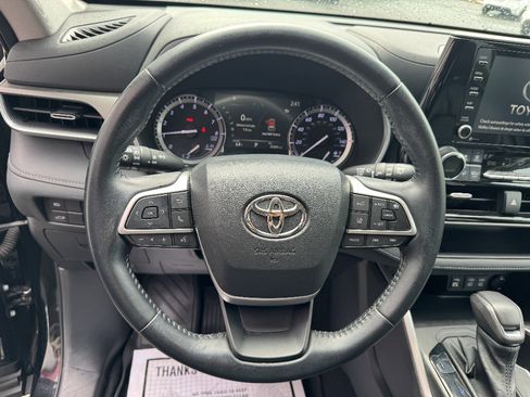 Used 2022 Toyota Highlander XLE AWD/4WD image 15
