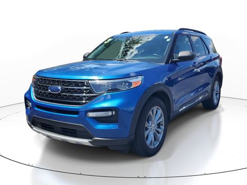 Used 2023 Ford Explorer XLT w/ Equipment Group 202A RWD image 3