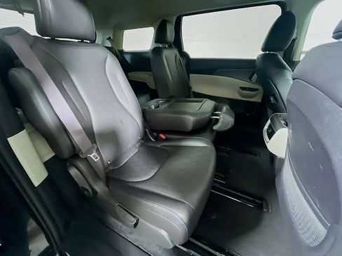 Used 2024 Kia Carnival LX FWD image 25