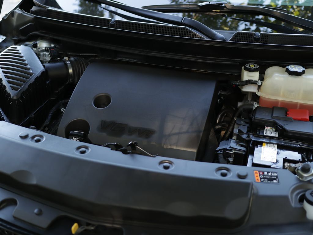 Used 2023 Buick Enclave Essence w/ Sport Touring Edition FWD image 32