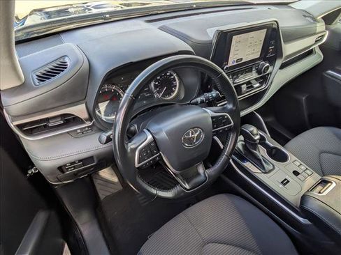 Used 2023 Toyota Highlander XLE image 10