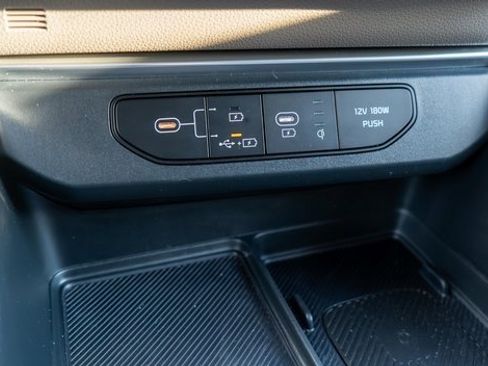 Used 2025 Kia Carnival EX image 39