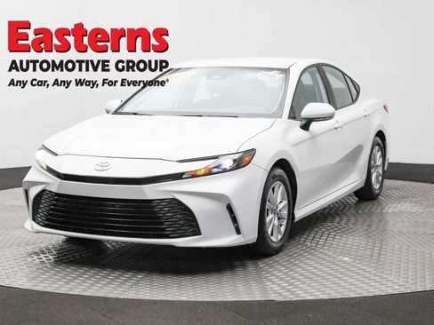 Used 2025 Toyota Camry LE image 1