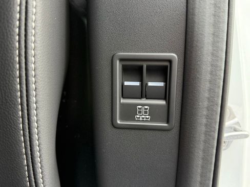 Certified 2025 Land Rover Discovery Dynamic SE image 35