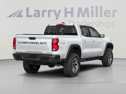 Used 2024 Chevrolet Colorado ZR2 w/ Technology Package AWD/4WD image 2
