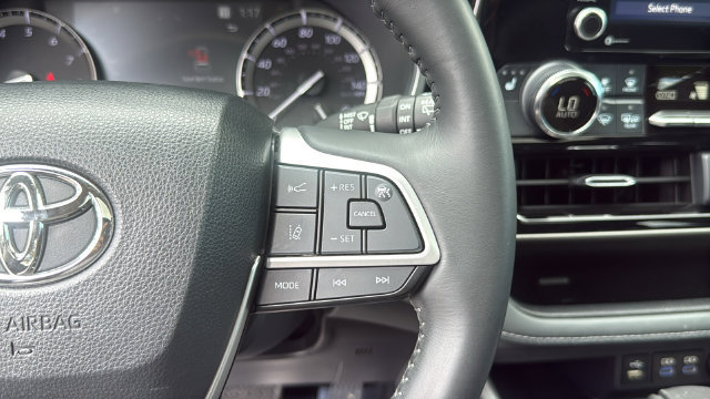 Used 2022 Toyota Highlander XLE FWD image 22