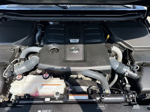 Used 2025 Lexus GX 550 w/ Accessory Package (32) AWD/4WD image 18