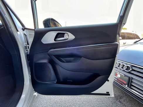 Used 2024 Chrysler Pacifica Limited FWD image 41