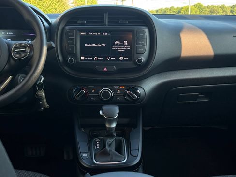 Used 2025 Kia Soul LX w/ LX Technology Package FWD image 14