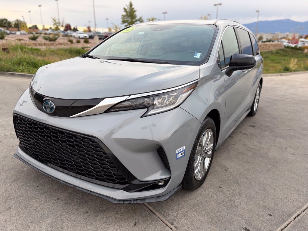 Used 2023 Toyota Sienna XSE w/ XSE Plus Package AWD/4WD image 3