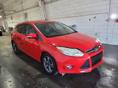 Used 2014 Ford Focus SE w/ SE Sport Package FWD image 2