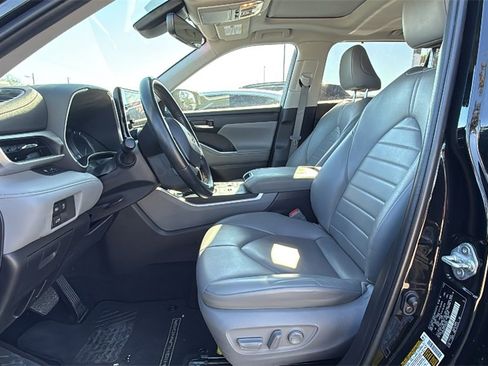 Used 2023 Toyota Highlander XLE image 12