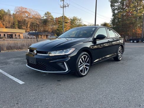 Used 2025 Volkswagen Jetta SE w/ Sunroof Package image 2