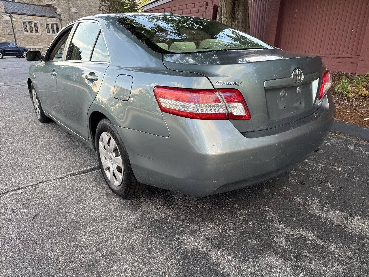 Used 2010 Toyota Camry LE FWD image 7