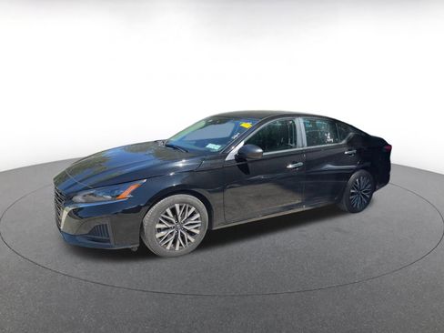Used 2025 Nissan Altima 2.5 SV FWD image 7