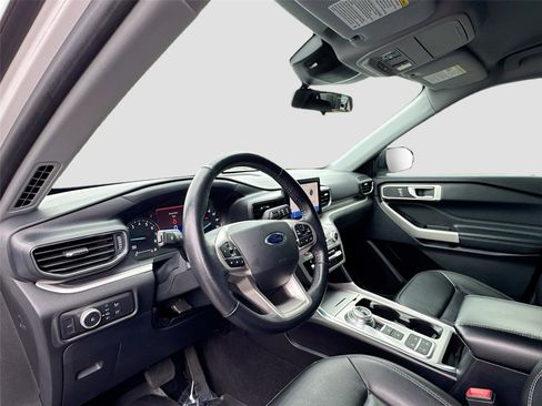 Used 2020 Ford Explorer XLT w/ Equipment Group 202A image 9