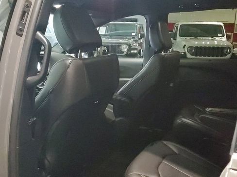 Used 2025 Chrysler Pacifica Select image 15