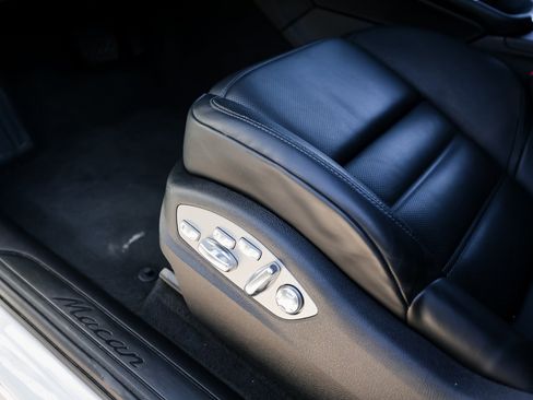 Certified 2025 Porsche Macan image 14