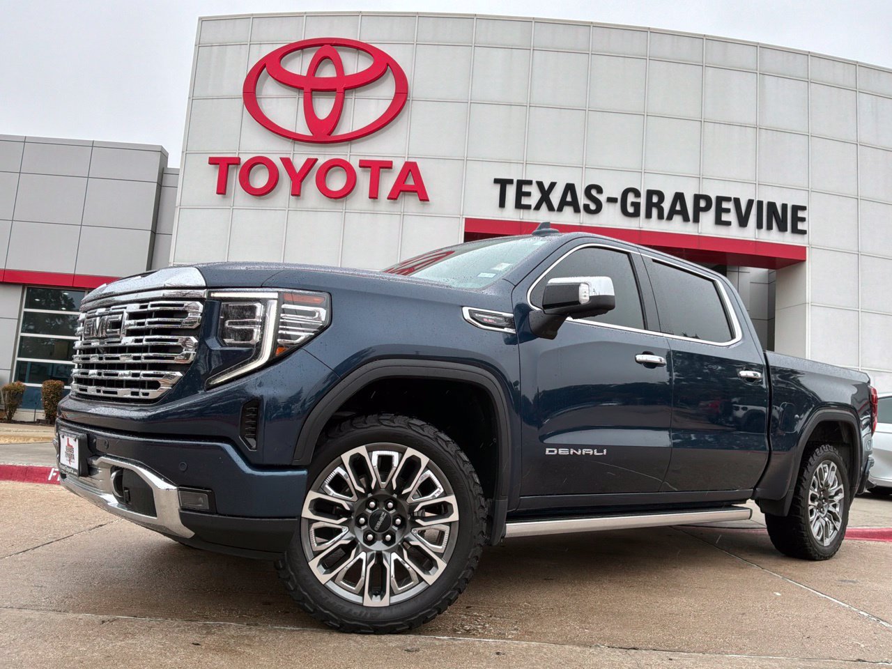 Used 2023 GMC Sierra 1500 Denali w/ Denali Reserve Package AWD/4WD image 2