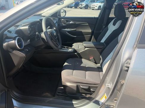 Used 2026 Chevrolet Trax LS FWD image 9