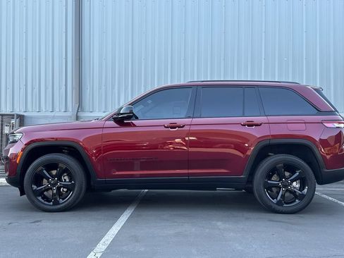 Used 2024 Jeep Grand Cherokee Altitude AWD/4WD image 7