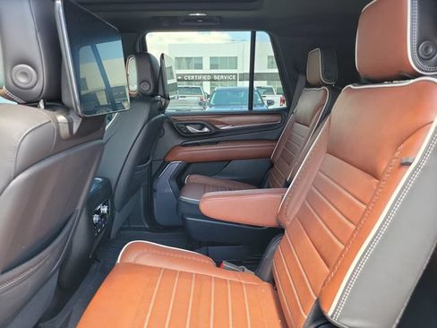 Used 2024 GMC Yukon Denali Ultimate w/ LPO, Illumination Package AWD/4WD image 11