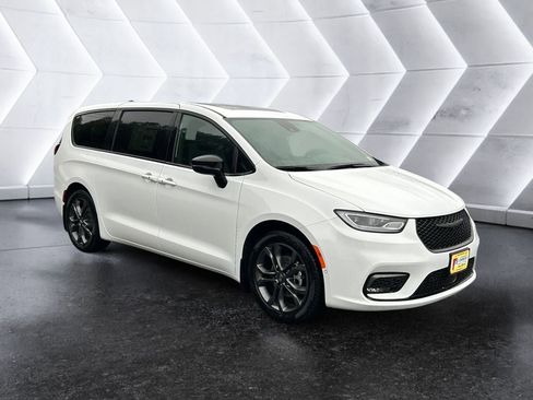 New 2026 Chrysler Pacifica Select image 8