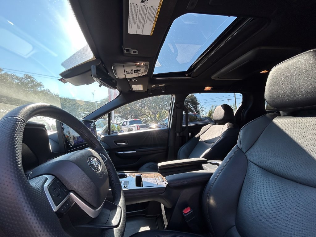 Used 2025 Toyota Sienna Platinum AWD/4WD image 12