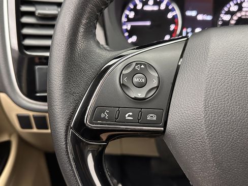 Used 2016 Mitsubishi Outlander SE image 16