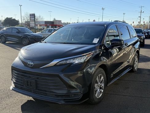 Used 2021 Toyota Sienna LE image 4