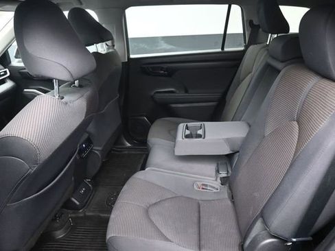 Used 2023 Toyota Highlander LE image 26