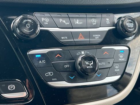 Used 2020 Chrysler Pacifica Touring-L Plus w/ Tire & Wheel Group image 23