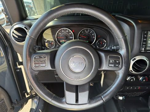 Used 2016 Jeep Wrangler Unlimited Rubicon w/ Connectivity Group image 41