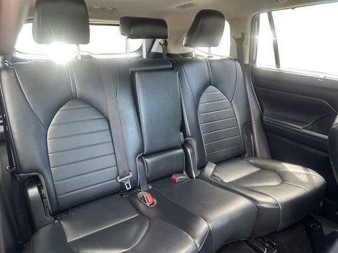 Used 2021 Toyota Highlander XLE FWD image 18