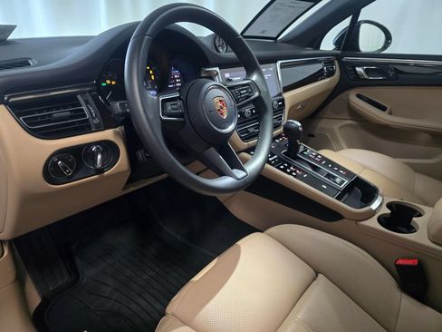 Certified 2025 Porsche Macan AWD/4WD image 4