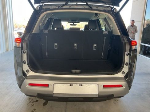 Used 2025 Nissan Pathfinder SL image 18