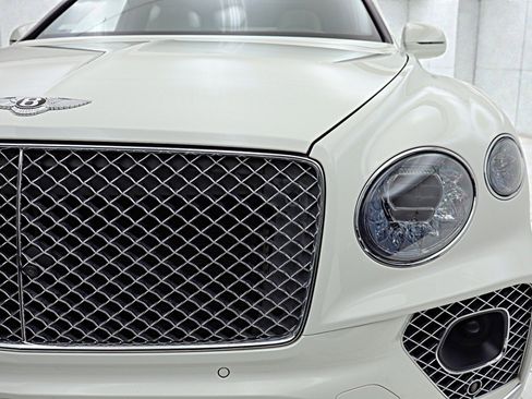Certified 2022 Bentley Bentayga image 19