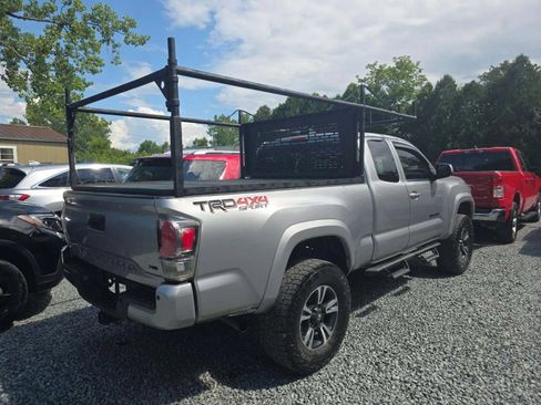 Used 2019 Toyota Tacoma TRD Sport AWD/4WD image 3